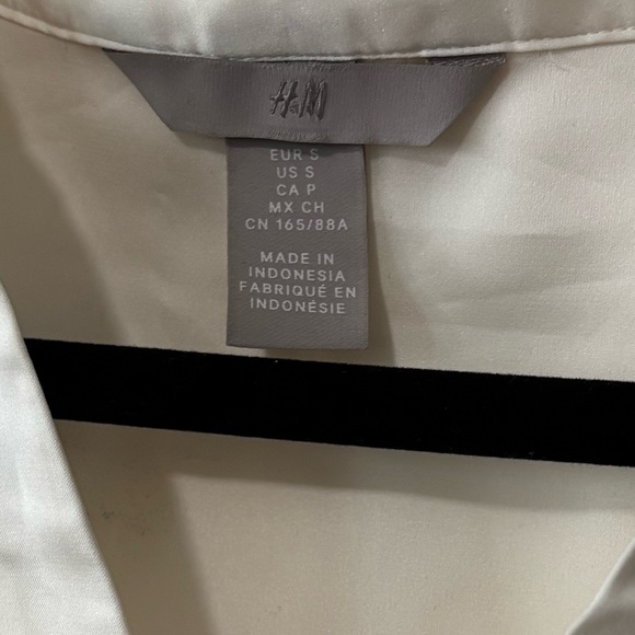 H&M button down blouse - Picture 3 of 5